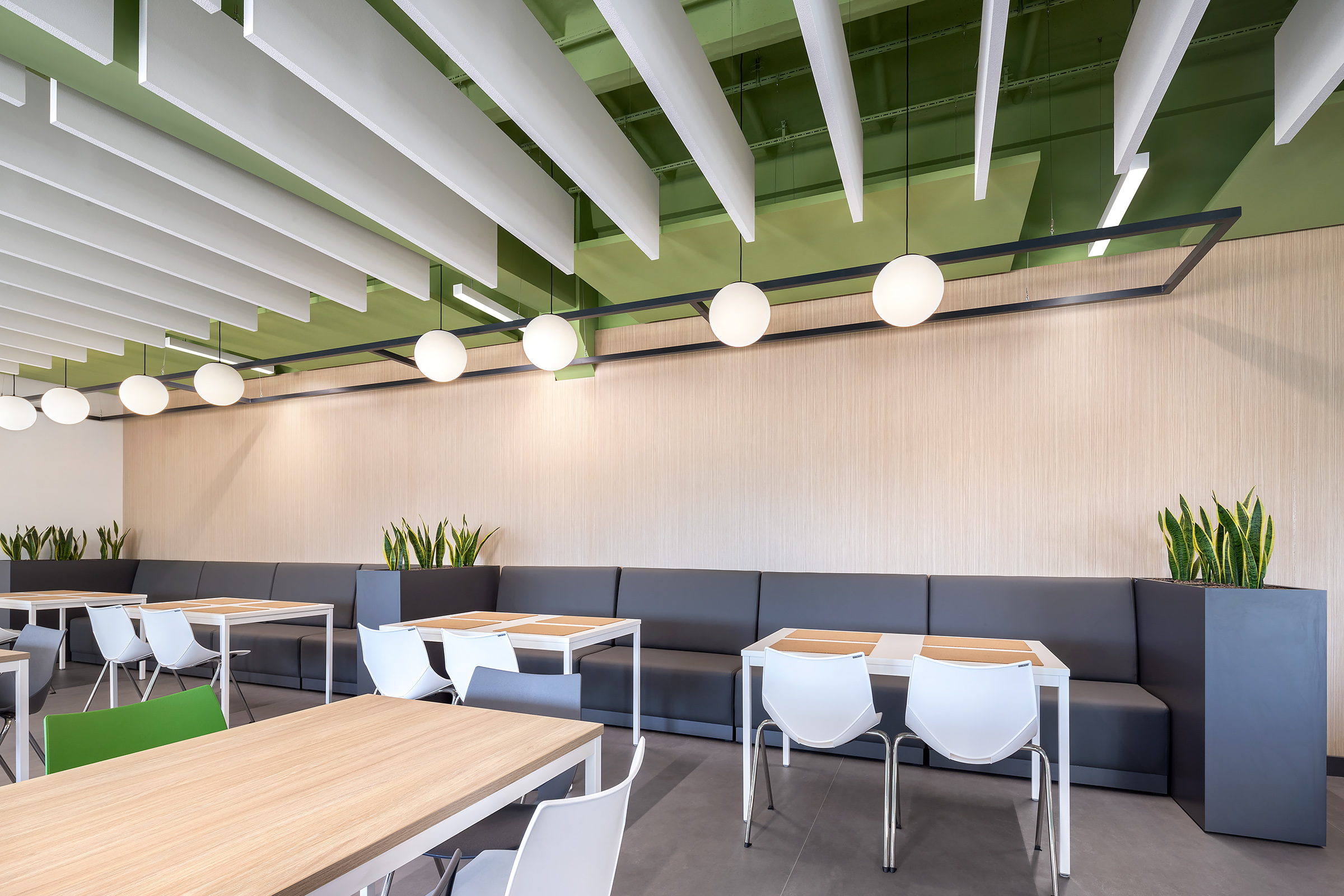 Strefa z wygodnymi kanapami.